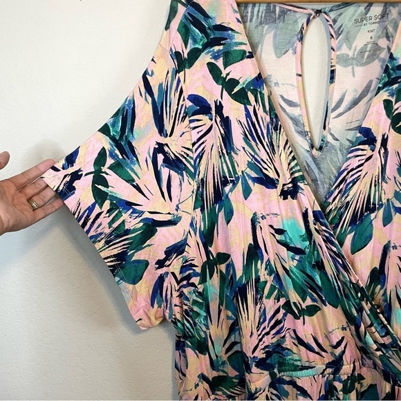 Torrid Super Soft Surplice Romper Pink Green Lead Tropical Pattern Size 6X - Picture 4 of 14